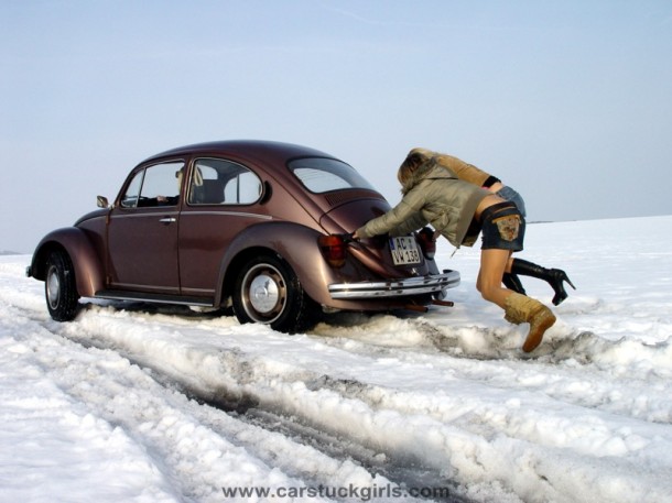 3_sexy_girls_vw_bug_snow_stuck_005-610x457.jpg